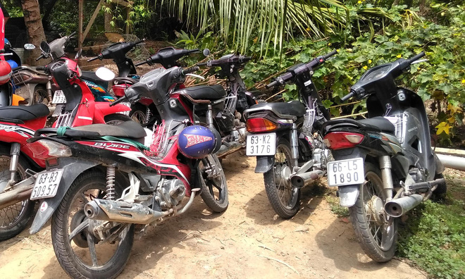 Con bạc bỏ chạy tán loạn khi công an ập vào trường gà