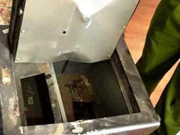 Truy bắt nam thanh niên đeo khẩu trang đột nhập nhà dân bê két sắt chứa hơn 2 tỷ đồng