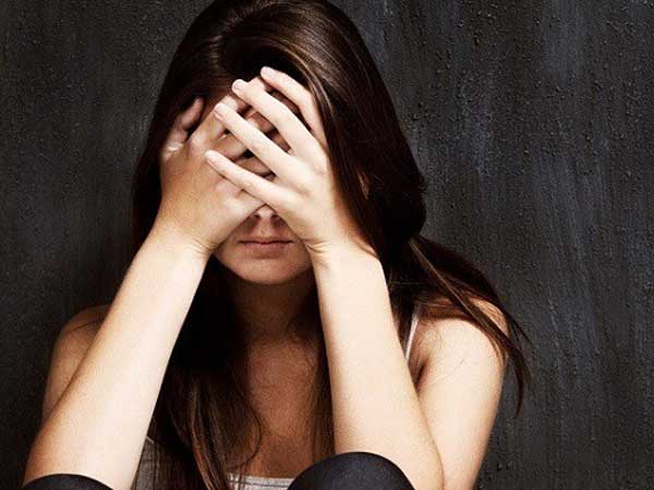 Mỗi khi nhìn chồng dịu dàng chăm sóc con, tôi vừa thương anh vừa hoảng loạn bất an