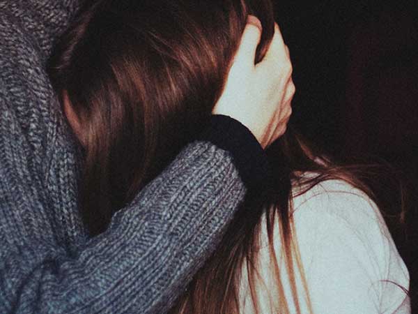 Mỗi khi nhìn chồng dịu dàng chăm sóc con, tôi vừa thương anh vừa hoảng loạn bất an