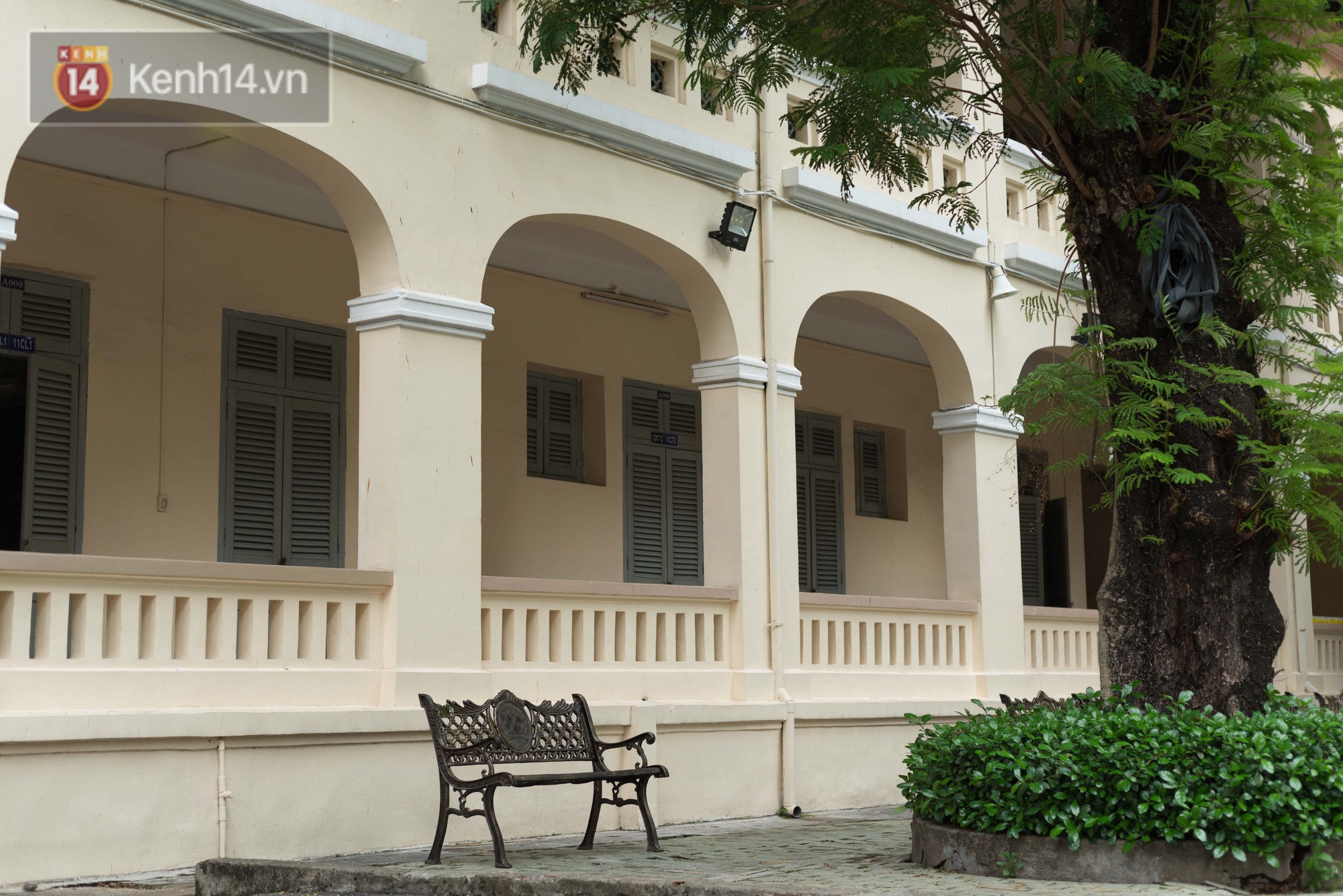 Học sinh lớp 12 khóc nức nở trong ngày ra trường: Chẳng còn thời gian để quý, để thương nhau nữa rồi!