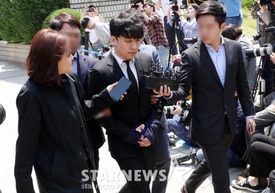 Hơn 1.700 người xếp hàng dài đội mưa biểu tình trước dinh Tổng thống, phẫn nộ vì vụ bê bối Burning Sun và Seungri