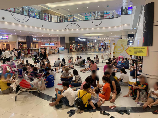 Bức ảnh hàng chục người mang đồ ăn thức uống, nằm ngồi la liệt giữa TTTM ở Hà Nội để trốn nóng gây bức xúc