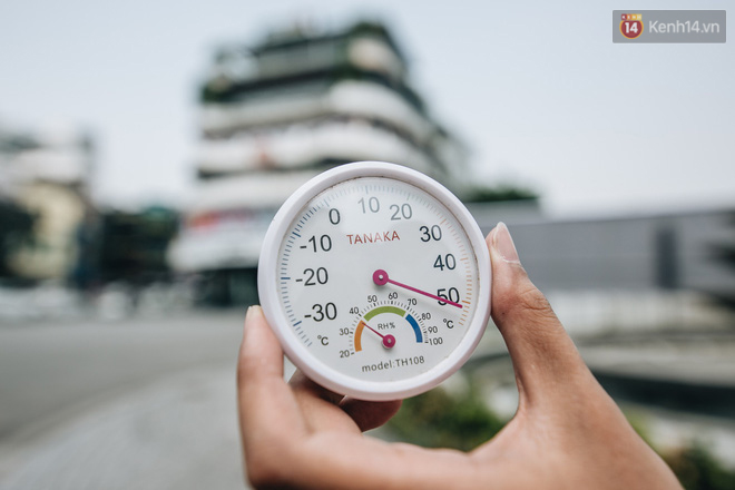 Bức ảnh hàng chục người mang đồ ăn thức uống, nằm ngồi la liệt giữa TTTM ở Hà Nội để trốn nóng gây bức xúc