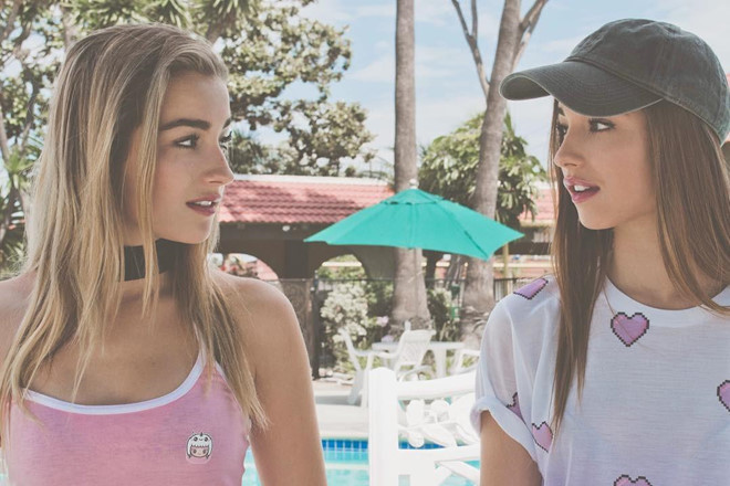 Chị em sinh đôi là mẫu nội y, thu hút bởi ngoại hình gợi cảm