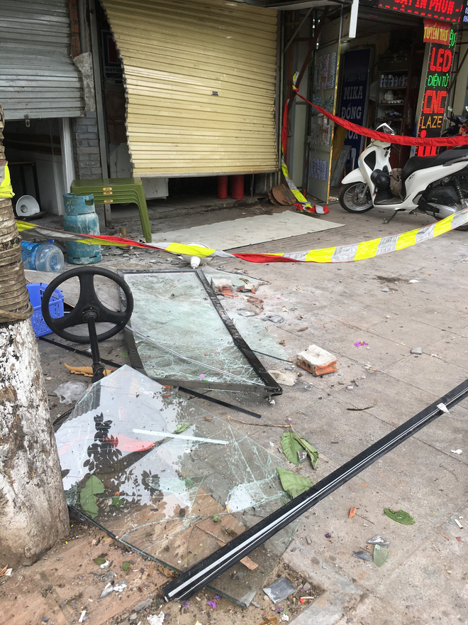 Hà Nội: Nhiều cửa sổ nhà hàng bắn tung tóe sau tiếng nổ lớn lúc nửa đêm