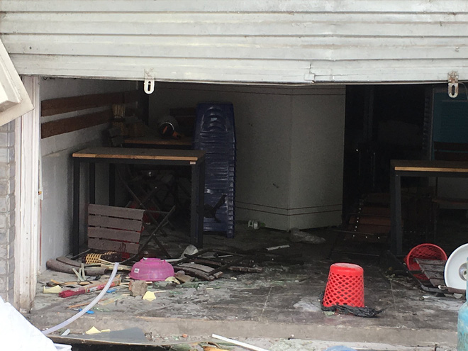 Hà Nội: Nhiều cửa sổ nhà hàng bắn tung tóe sau tiếng nổ lớn lúc nửa đêm