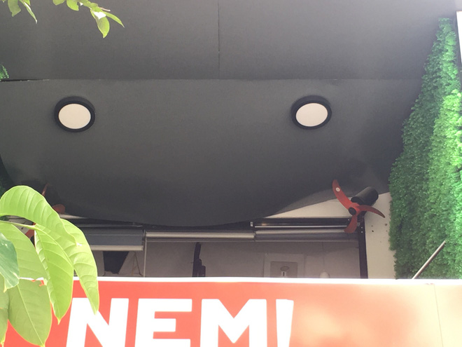 Hà Nội: Nhiều cửa sổ nhà hàng bắn tung tóe sau tiếng nổ lớn lúc nửa đêm