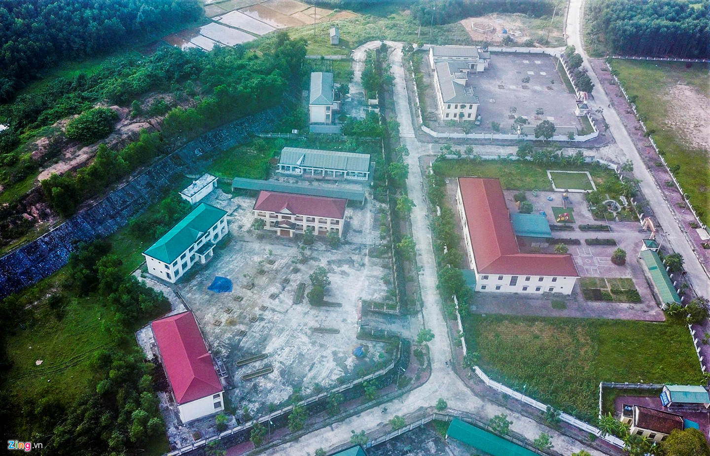 Video ảnh: Trường hơn 16 tỷ đồng bỏ hoang, người dân tận dụng phơi rơm, thả bò