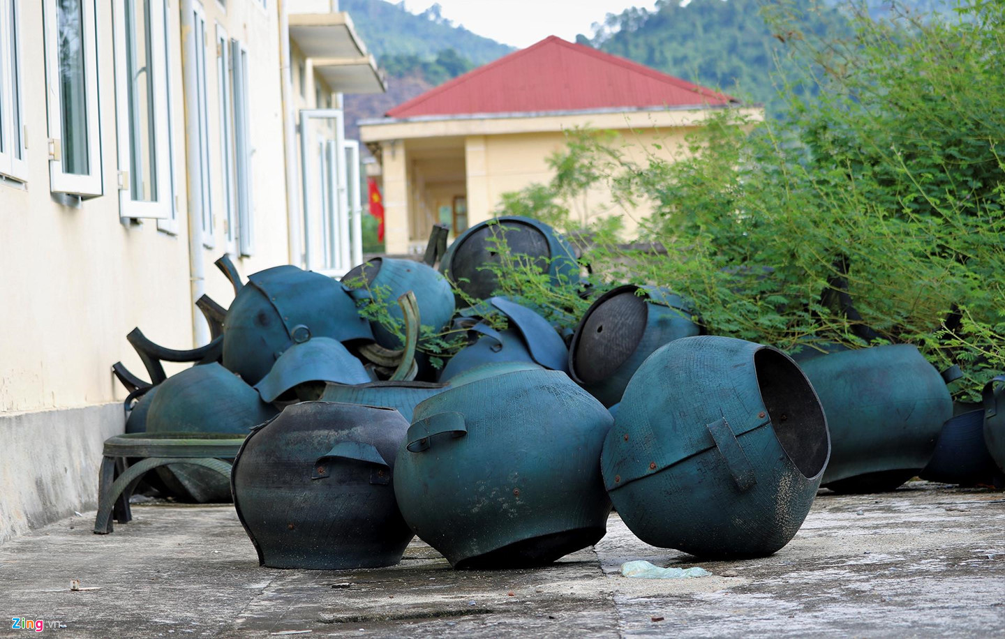 Video ảnh: Trường hơn 16 tỷ đồng bỏ hoang, người dân tận dụng phơi rơm, thả bò