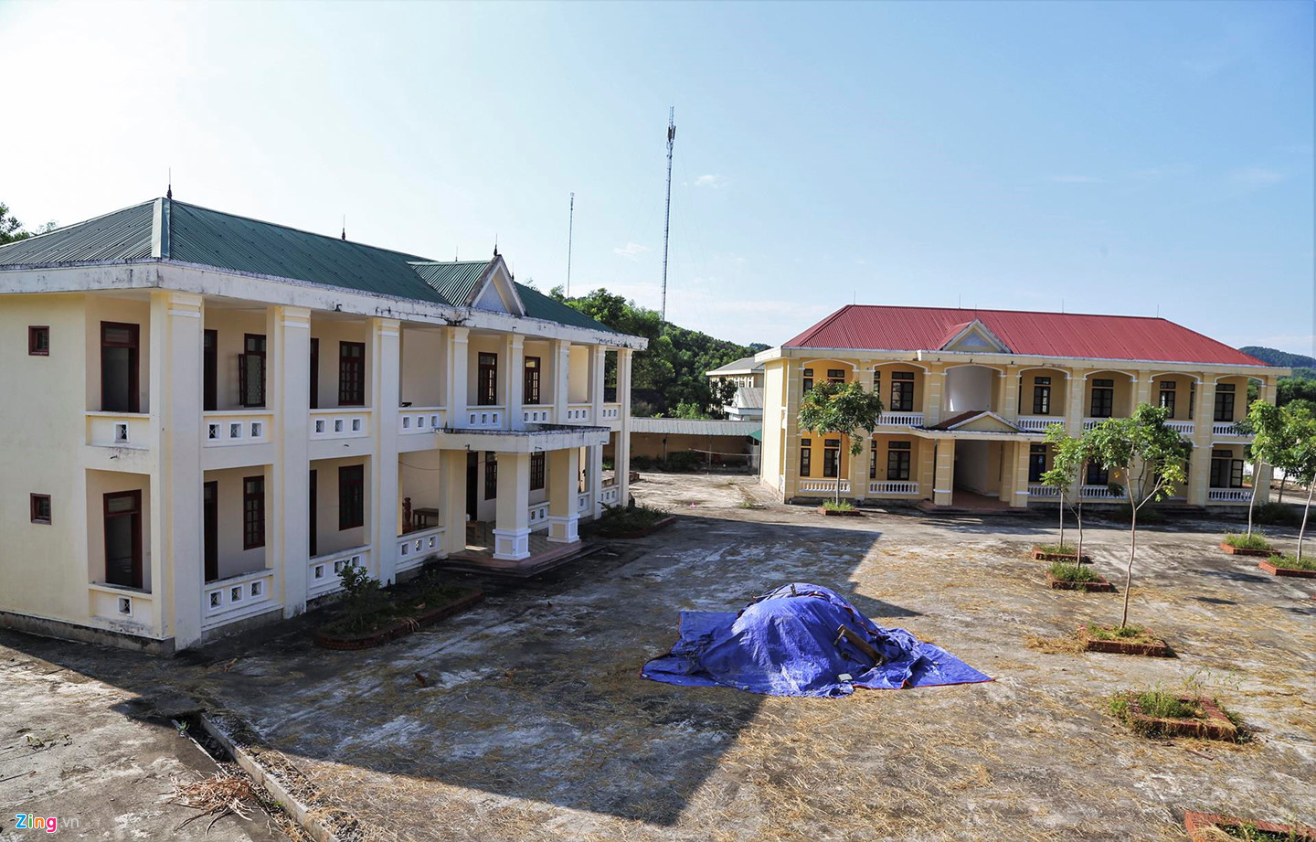 Video ảnh: Trường hơn 16 tỷ đồng bỏ hoang, người dân tận dụng phơi rơm, thả bò