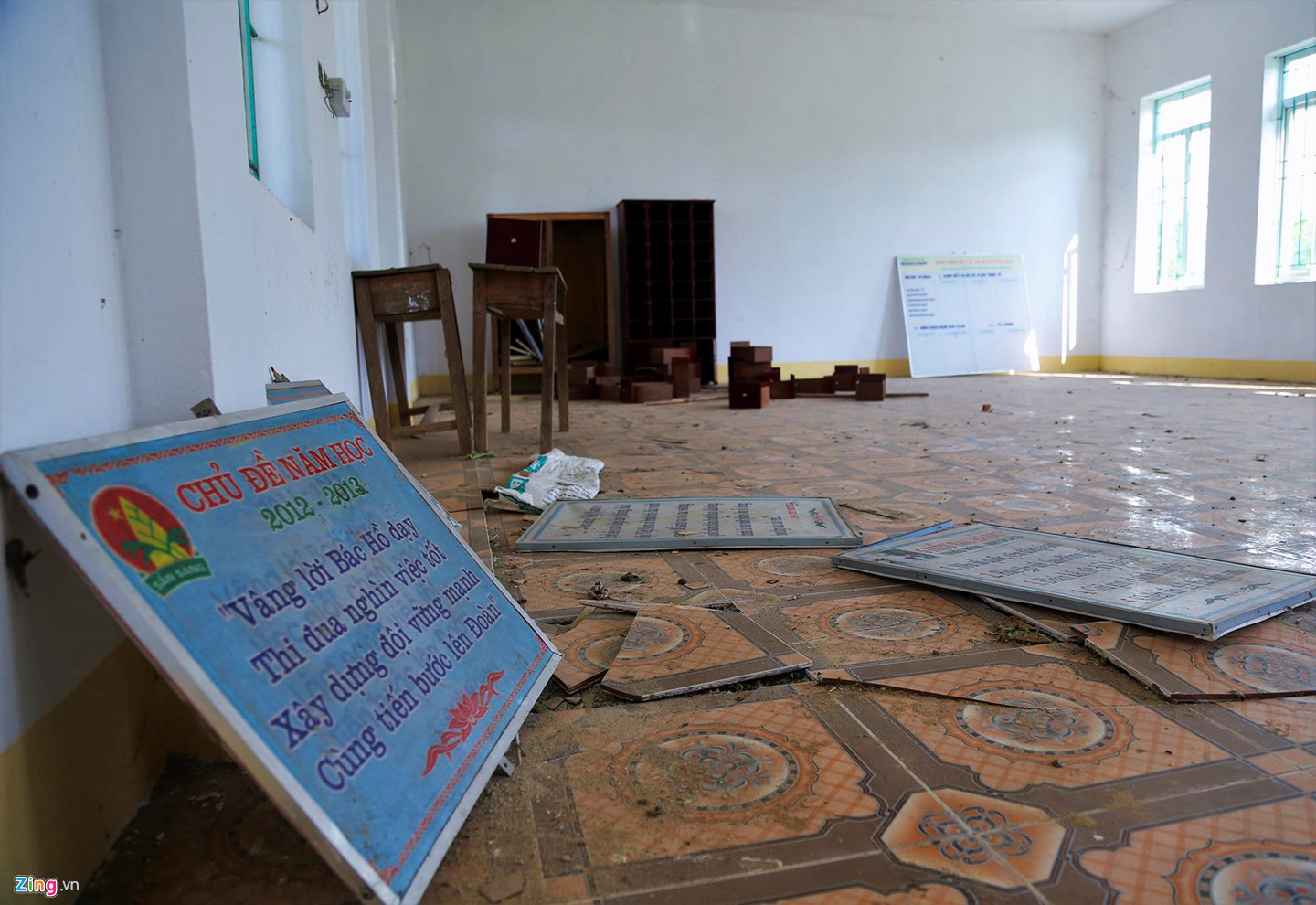 Video ảnh: Trường hơn 16 tỷ đồng bỏ hoang, người dân tận dụng phơi rơm, thả bò