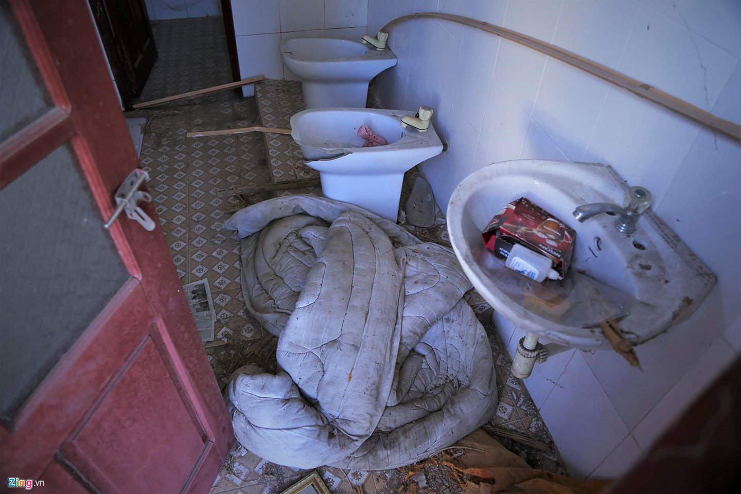 Video ảnh: Trường hơn 16 tỷ đồng bỏ hoang, người dân tận dụng phơi rơm, thả bò