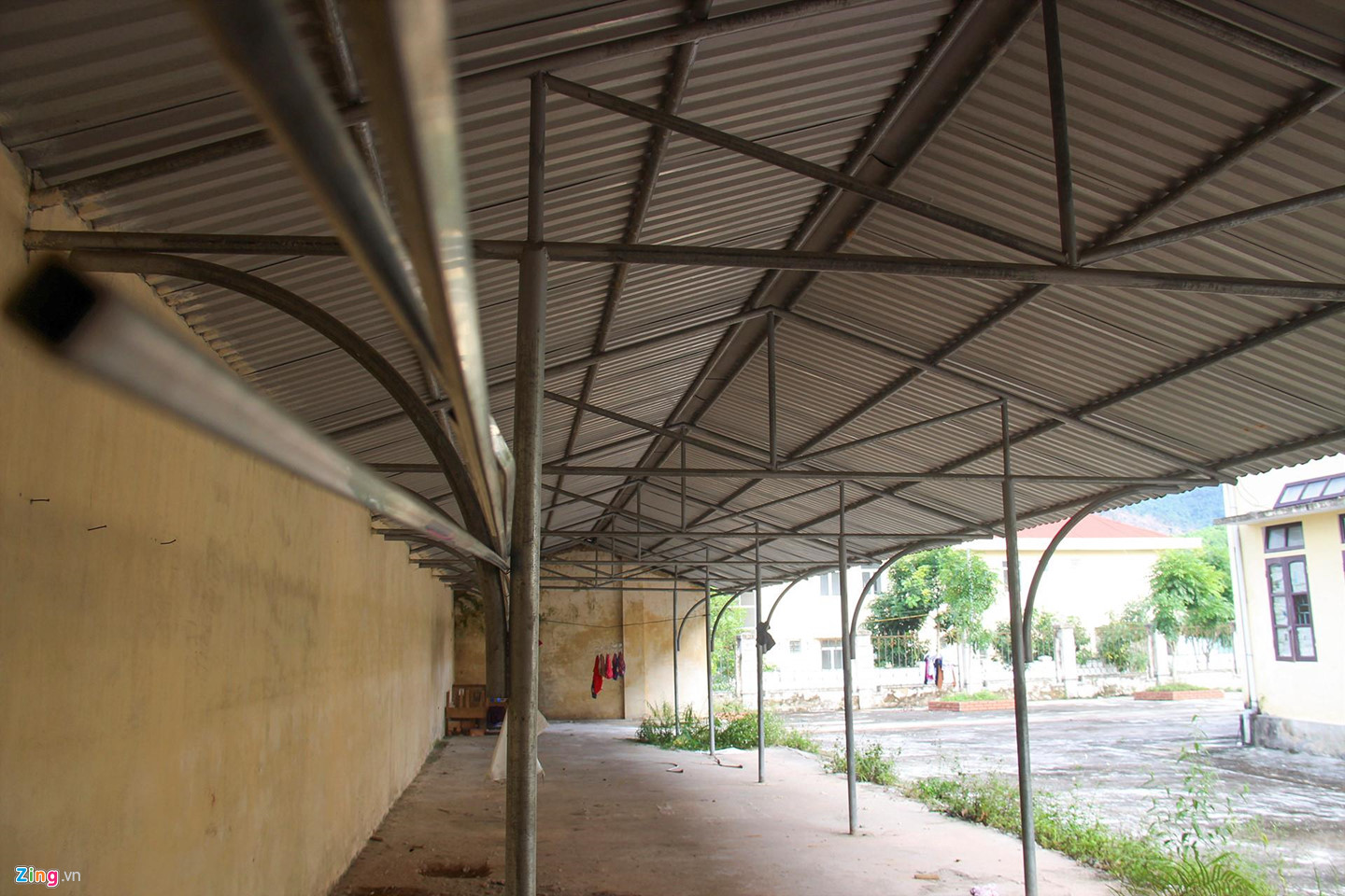 Video ảnh: Trường hơn 16 tỷ đồng bỏ hoang, người dân tận dụng phơi rơm, thả bò
