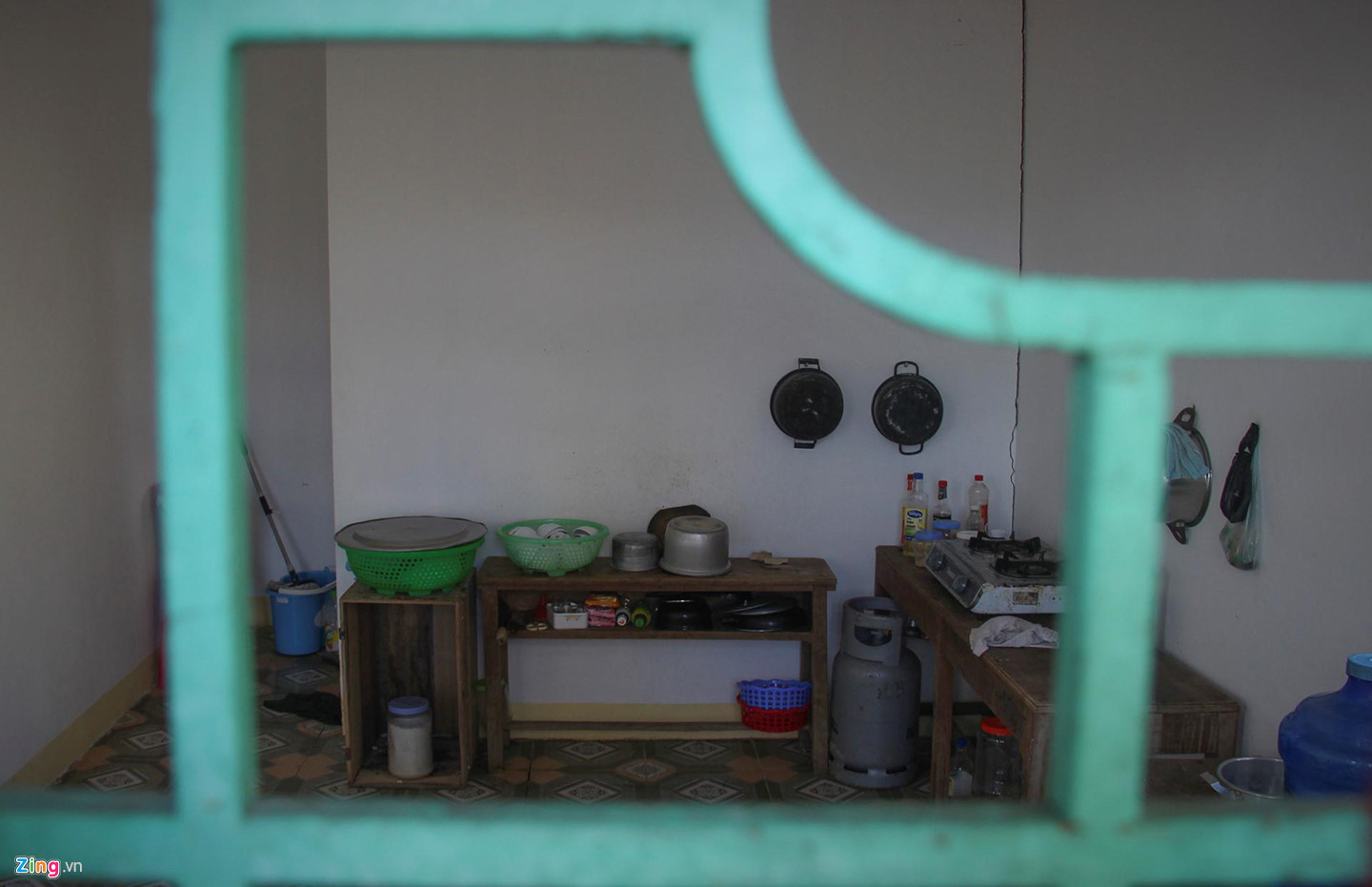 Video ảnh: Trường hơn 16 tỷ đồng bỏ hoang, người dân tận dụng phơi rơm, thả bò