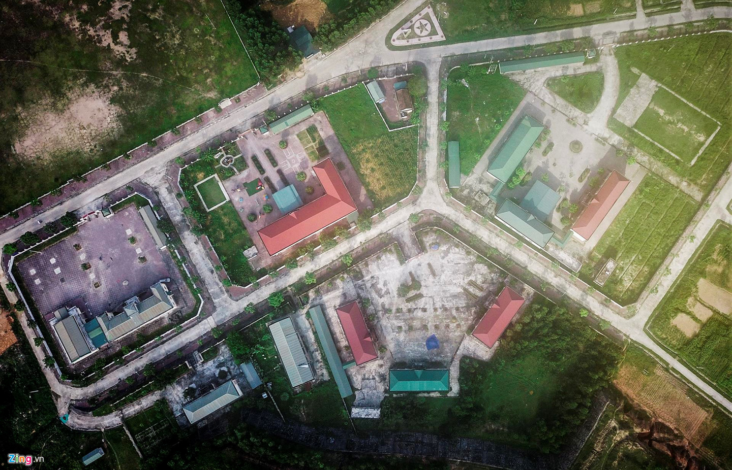 Video ảnh: Trường hơn 16 tỷ đồng bỏ hoang, người dân tận dụng phơi rơm, thả bò