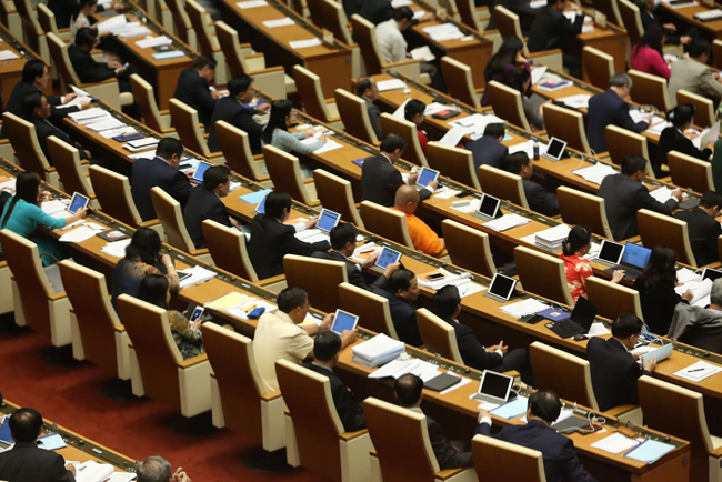 Đại biểu Quốc hội được trang bị iPad để tra cứu tài liệu