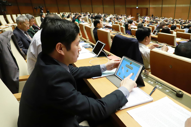 Đại biểu Quốc hội được trang bị iPad để tra cứu tài liệu