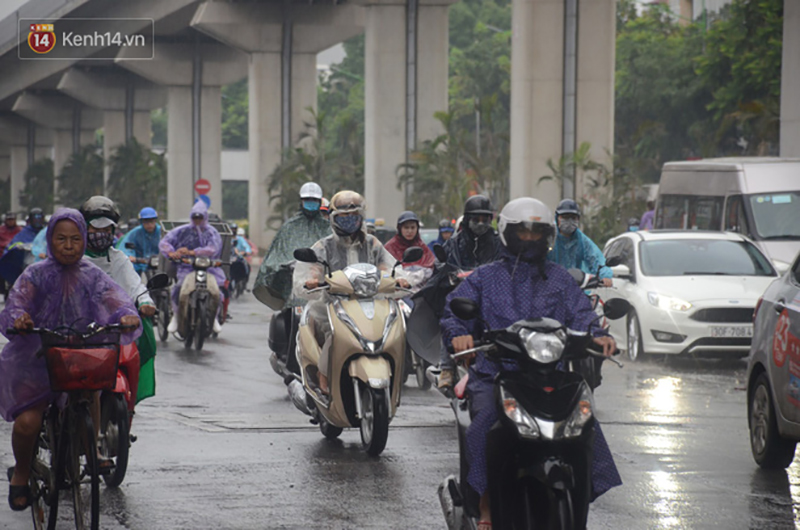 Cơn mưa rào vào sáng nay đã làm giảm nhiệt độ tại thủ đô cùng các tỉnh phía Bắc cũng giảm mạnh hơn 10 độ C khiến ai cũng cảm nhận tiết trời mát lạnh.
