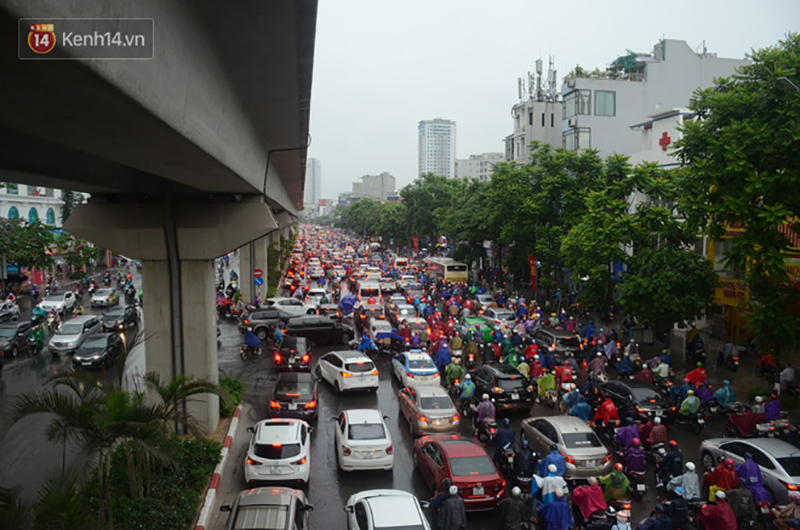 Cơn mưa rào vào sáng nay đã làm giảm nhiệt độ tại thủ đô cùng các tỉnh phía Bắc cũng giảm mạnh hơn 10 độ C khiến ai cũng cảm nhận tiết trời mát lạnh.