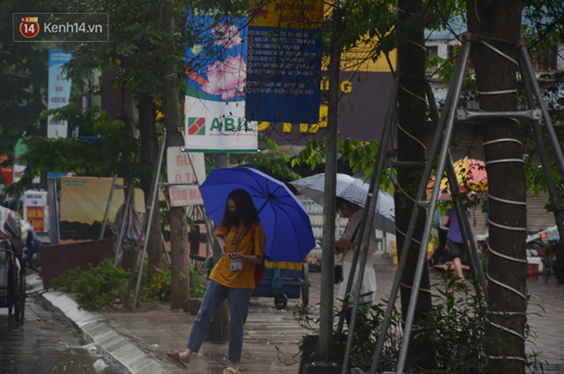 Cơn mưa rào vào sáng nay đã làm giảm nhiệt độ tại thủ đô cùng các tỉnh phía Bắc cũng giảm mạnh hơn 10 độ C khiến ai cũng cảm nhận tiết trời mát lạnh.