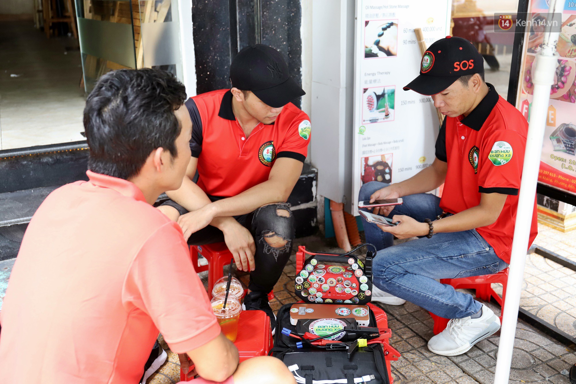 Chuyện người chiến sỹ CSGT được anh em tài xế Sài Gòn gọi bằng cái tên thân mật: Anh Đạt kích bình, cứ gọi là có