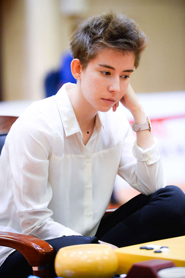 Nữ kỳ thủ gây ấn tượng với mái tóc ngắn cực soái: Chị bẻ cong em luôn rồi nè!