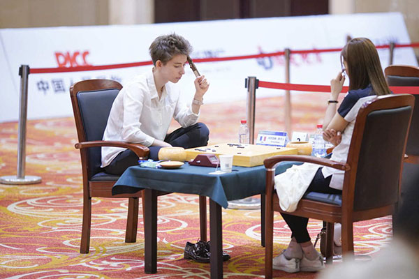 Nữ kỳ thủ gây ấn tượng với mái tóc ngắn cực soái: Chị bẻ cong em luôn rồi nè!