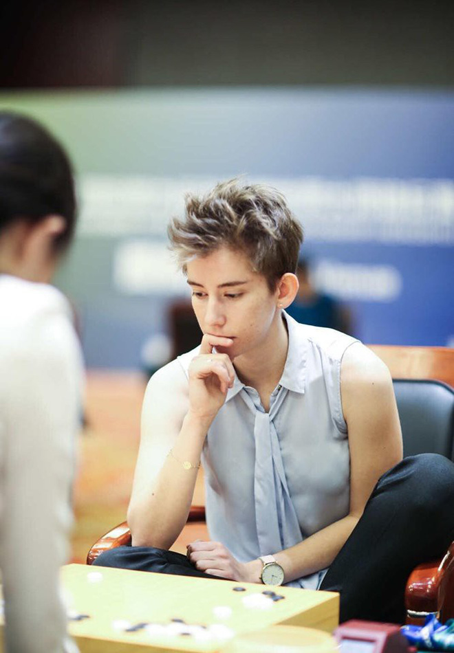 Nữ kỳ thủ gây ấn tượng với mái tóc ngắn cực soái: Chị bẻ cong em luôn rồi nè!