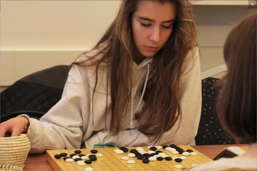 Nữ kỳ thủ gây ấn tượng với mái tóc ngắn cực soái: Chị bẻ cong em luôn rồi nè!