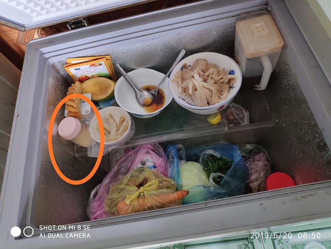 Nhìn chiếc tủ lạnh với bình sữa của con nằm bơ vơ giữa bốn bề đồ ăn, nhiều người đoán ngay tính cách người mẹ