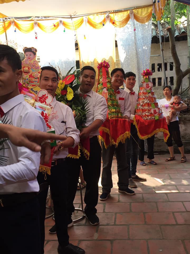 Tin tưởng nhờ vả bạn thân, chú rể khóc không ra nước mắt khi thấy dàn bê tráp nam người nhỏ nhất cũng đã 2 con - 2 Tin tưởng nhờ vả bạn thân, chú rể khóc không ra nước mắt khi thấy dàn bê tráp nam người nhỏ nhất cũng đã 2 con - 2