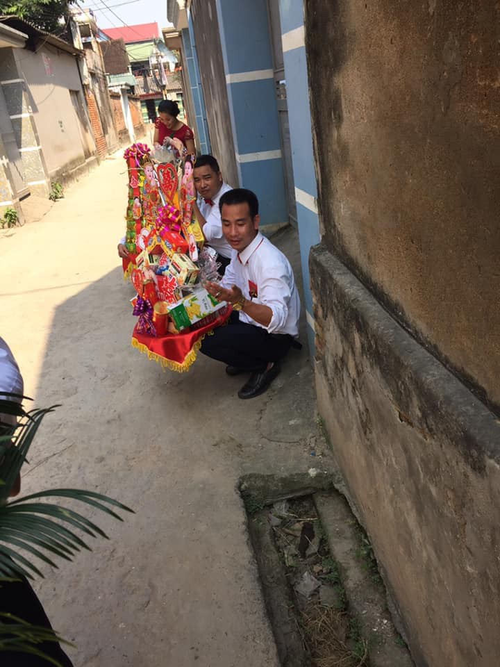 Tin tưởng nhờ vả bạn thân, chú rể khóc không ra nước mắt khi thấy dàn bê tráp nam người nhỏ nhất cũng đã 2 con - 3 Tin tưởng nhờ vả bạn thân, chú rể khóc không ra nước mắt khi thấy dàn bê tráp nam người nhỏ nhất cũng đã 2 con - 3