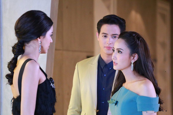 Tình cũ của chồng lớn tiếng: Tôi với anh ấy là đẹp đôi nhất, nhưng vừa nghe vợ nói 1 câu cô ả xách túi bước đi không ngoái lại