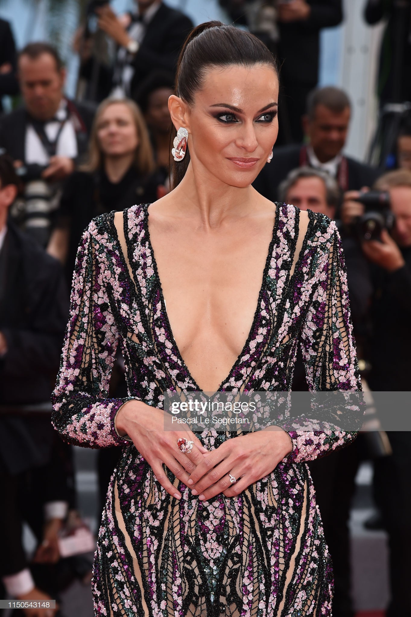 LHP Cannes ngày 6: Chương Tử Di thần thái ngút ngàn, Hoa hậu thế giới đẹp nhất mọi thời đại lộng lẫy như bà hoàng