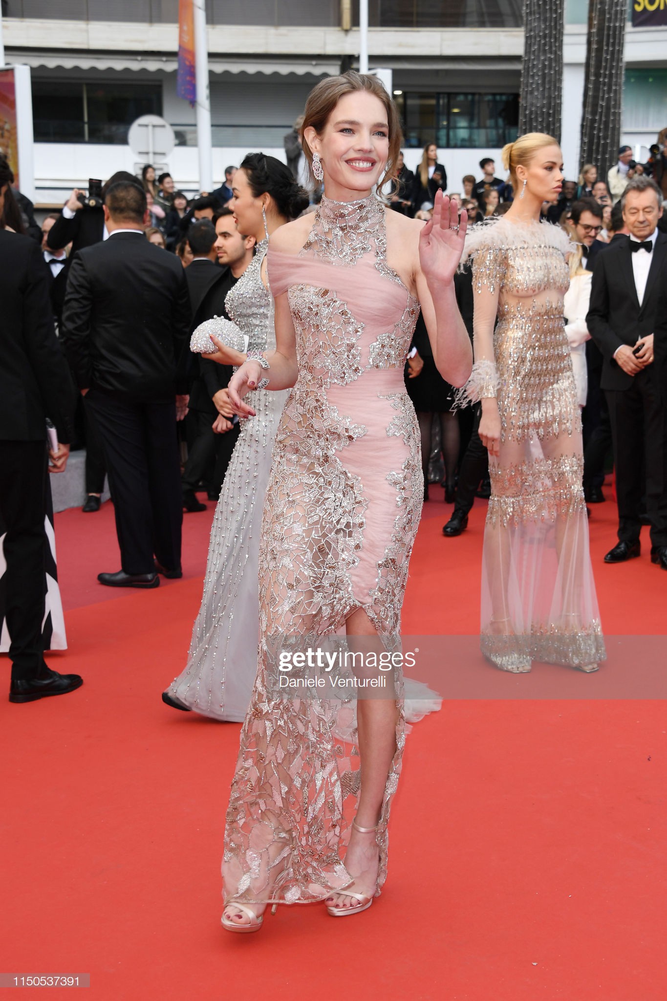 LHP Cannes ngày 6: Chương Tử Di thần thái ngút ngàn, Hoa hậu thế giới đẹp nhất mọi thời đại lộng lẫy như bà hoàng