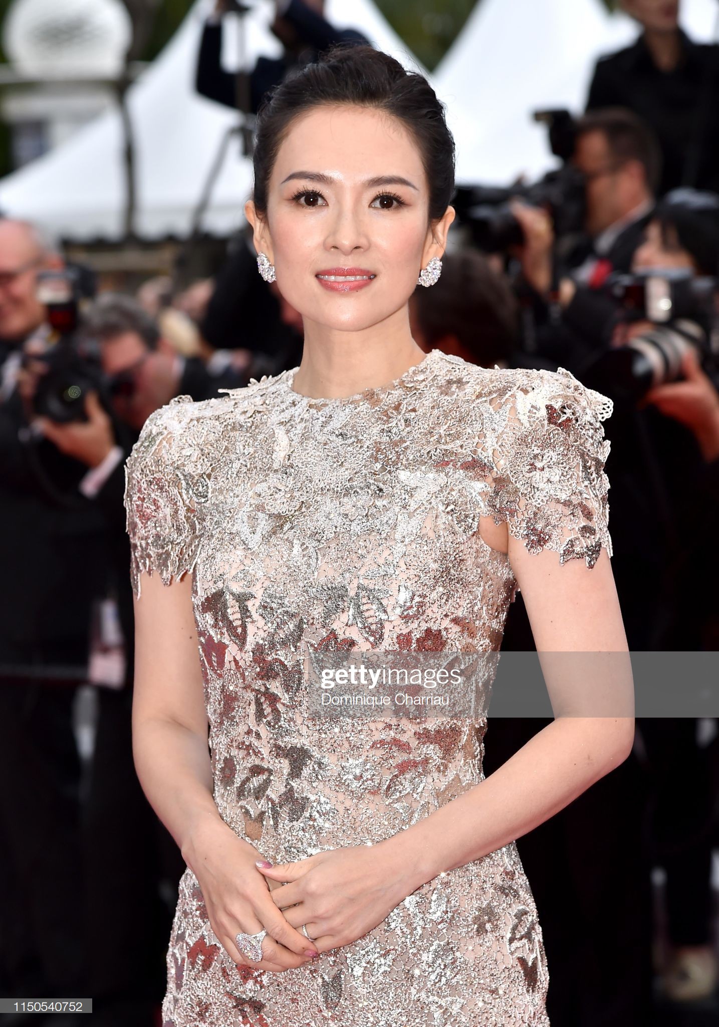 LHP Cannes ngày 6: Chương Tử Di thần thái ngút ngàn, 'Hoa hậu thế giới đẹp nhất mọi thời đại' lộng lẫy như bà hoàng - 2 LHP Cannes ngày 6: Chương Tử Di thần thái ngút ngàn, 'Hoa hậu thế giới đẹp nhất mọi thời đại' lộng lẫy như bà hoàng - 2