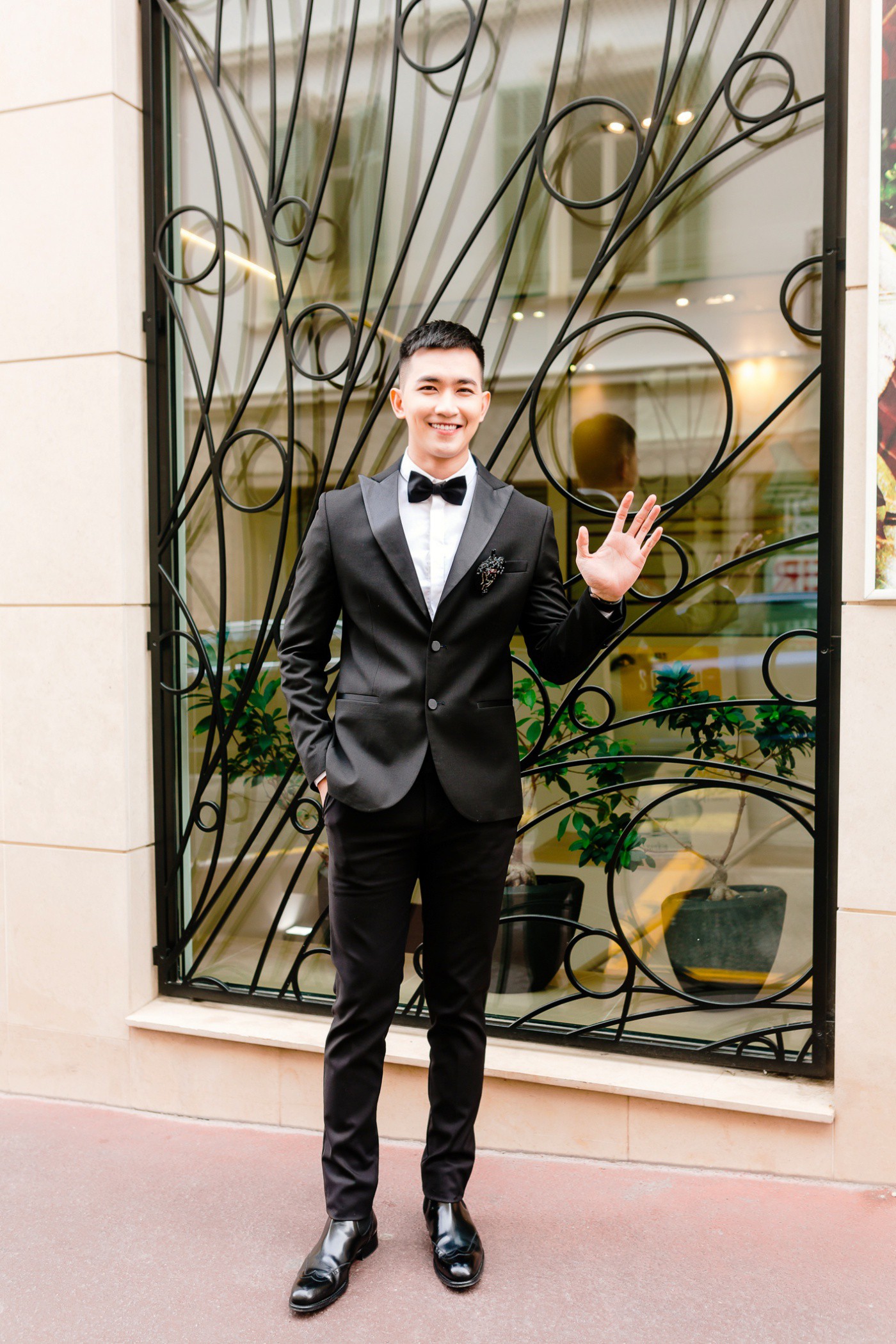 Không ồn ào như Ngọc Trinh, Võ Cảnh xuất hiện điển trai, lịch lãm trên thảm đỏ Cannes