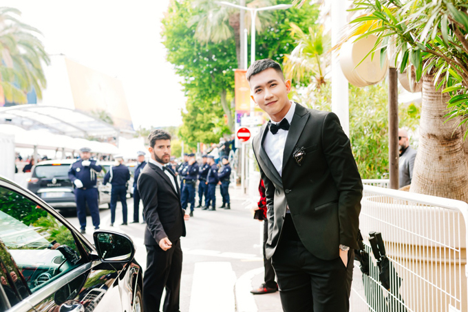 Không ồn ào như Ngọc Trinh, Võ Cảnh xuất hiện điển trai, lịch lãm trên thảm đỏ Cannes