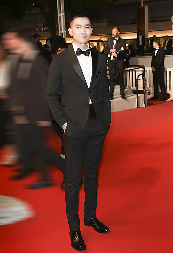 Không ồn ào như Ngọc Trinh, Võ Cảnh xuất hiện điển trai, lịch lãm trên thảm đỏ Cannes