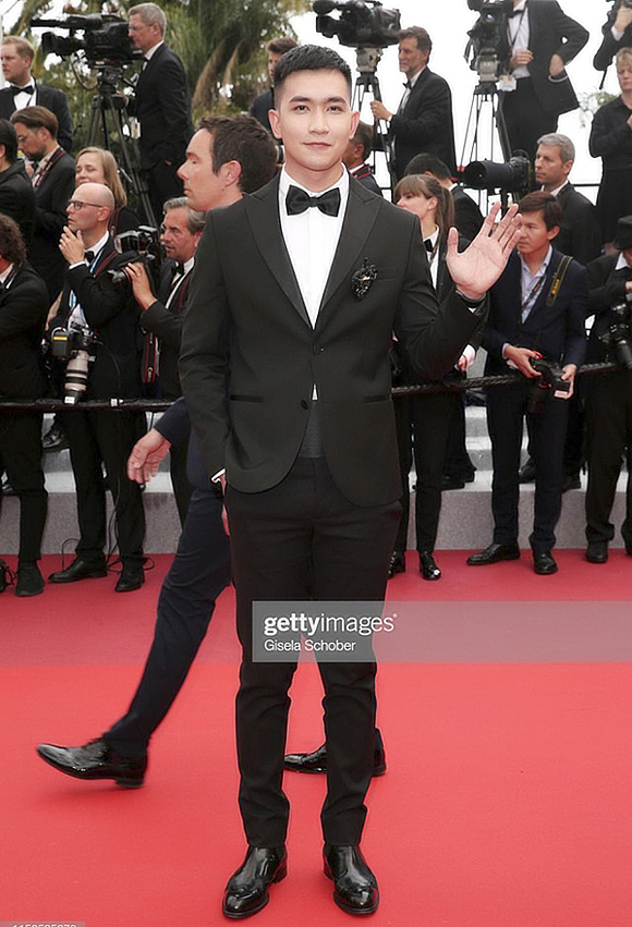 Không ồn ào như Ngọc Trinh, Võ Cảnh xuất hiện điển trai, lịch lãm trên thảm đỏ Cannes