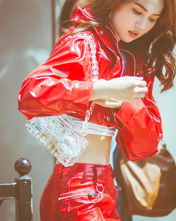 Ngọc Trinh tiếp tục gây chú ý sau khi náo loạn thảm đỏ Cannes với chiếc váy mặc như không mặc