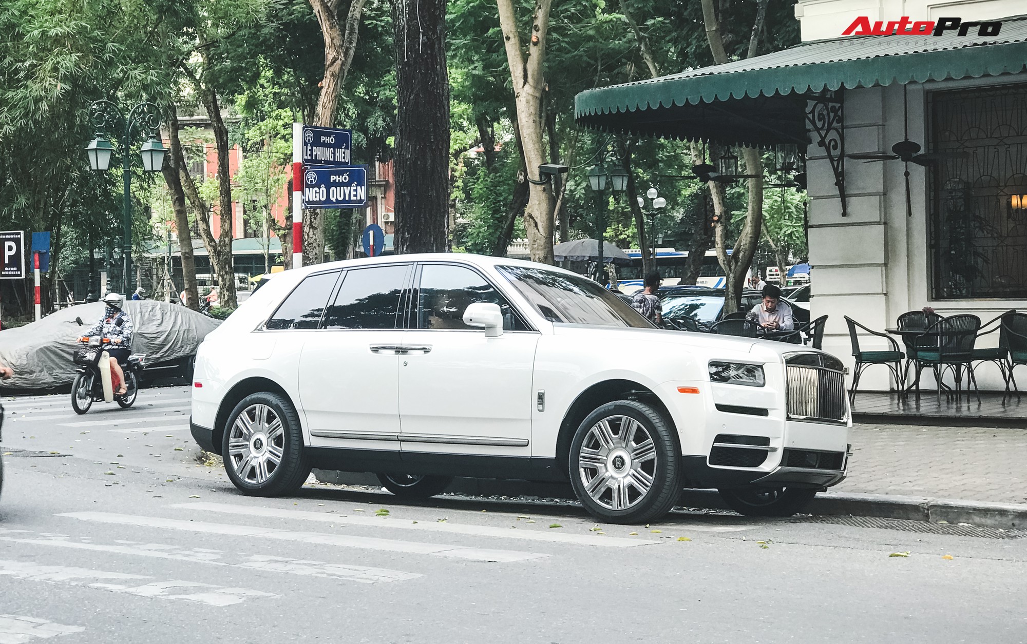 Vừa khui công, Rolls-Royce Cullinan đầu tiên Việt Nam đã cùng chủ nhân dạo phố Hà Nội