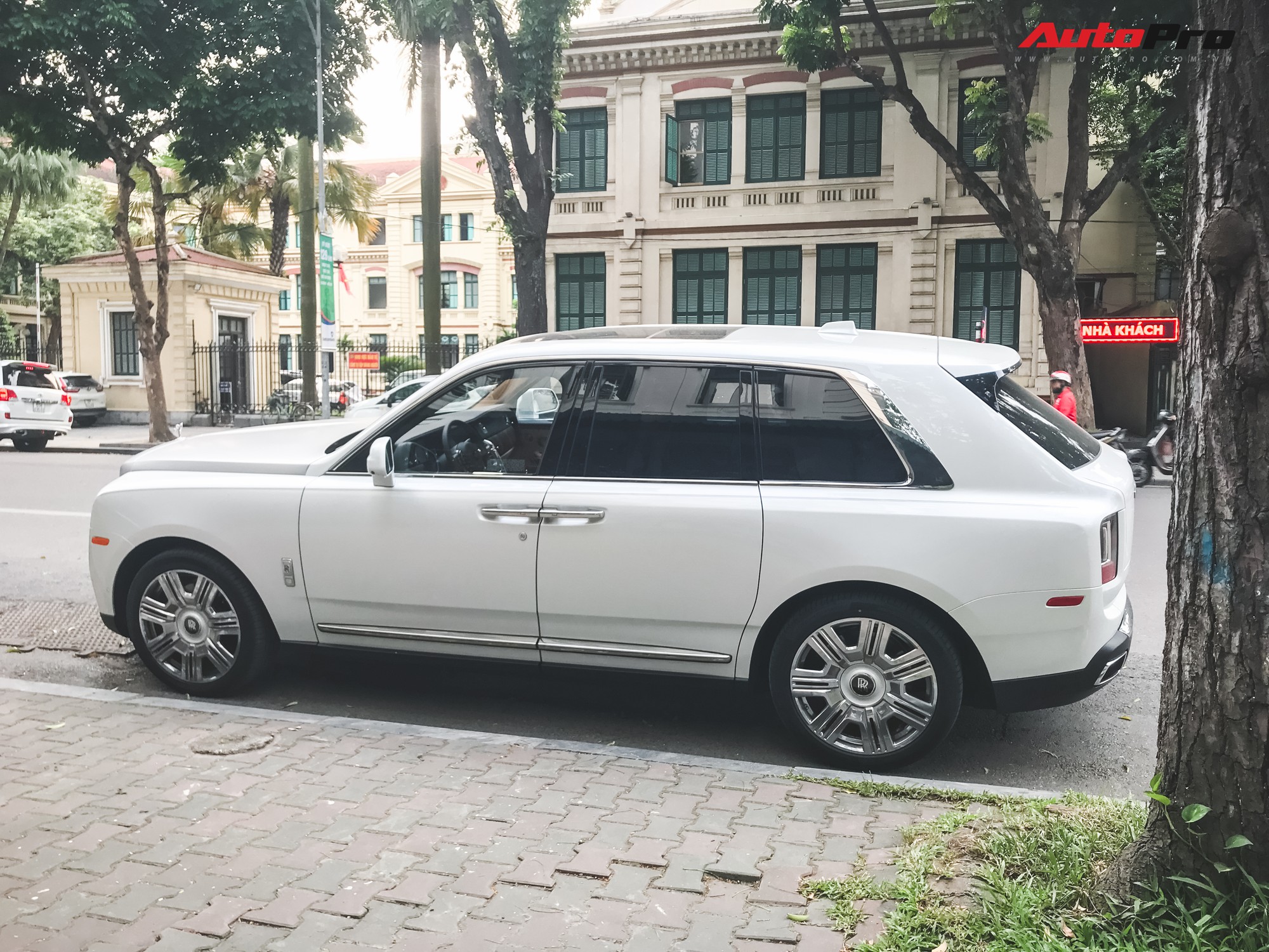 Vừa khui công, Rolls-Royce Cullinan đầu tiên Việt Nam đã cùng chủ nhân dạo phố Hà Nội
