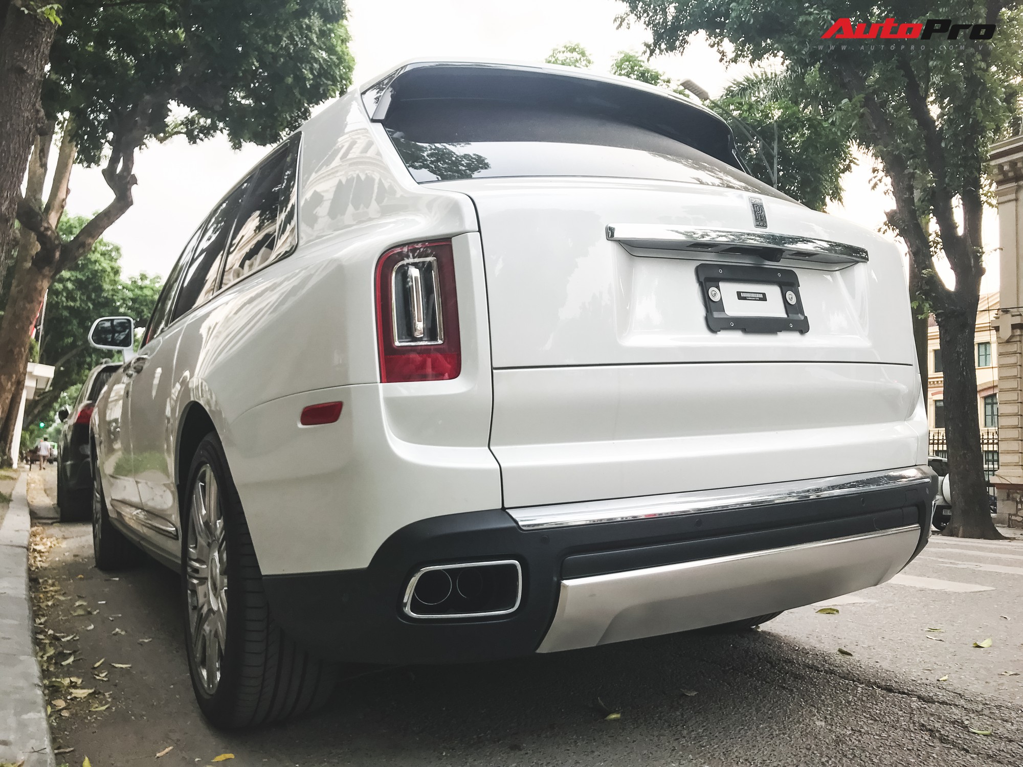 Vừa khui công, Rolls-Royce Cullinan đầu tiên Việt Nam đã cùng chủ nhân dạo phố Hà Nội