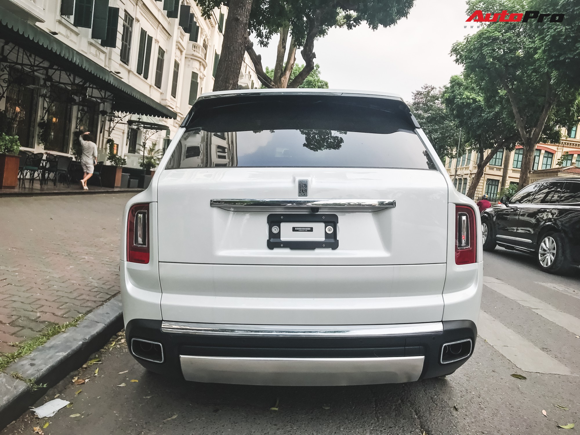 Vừa khui công, Rolls-Royce Cullinan đầu tiên Việt Nam đã cùng chủ nhân dạo phố Hà Nội