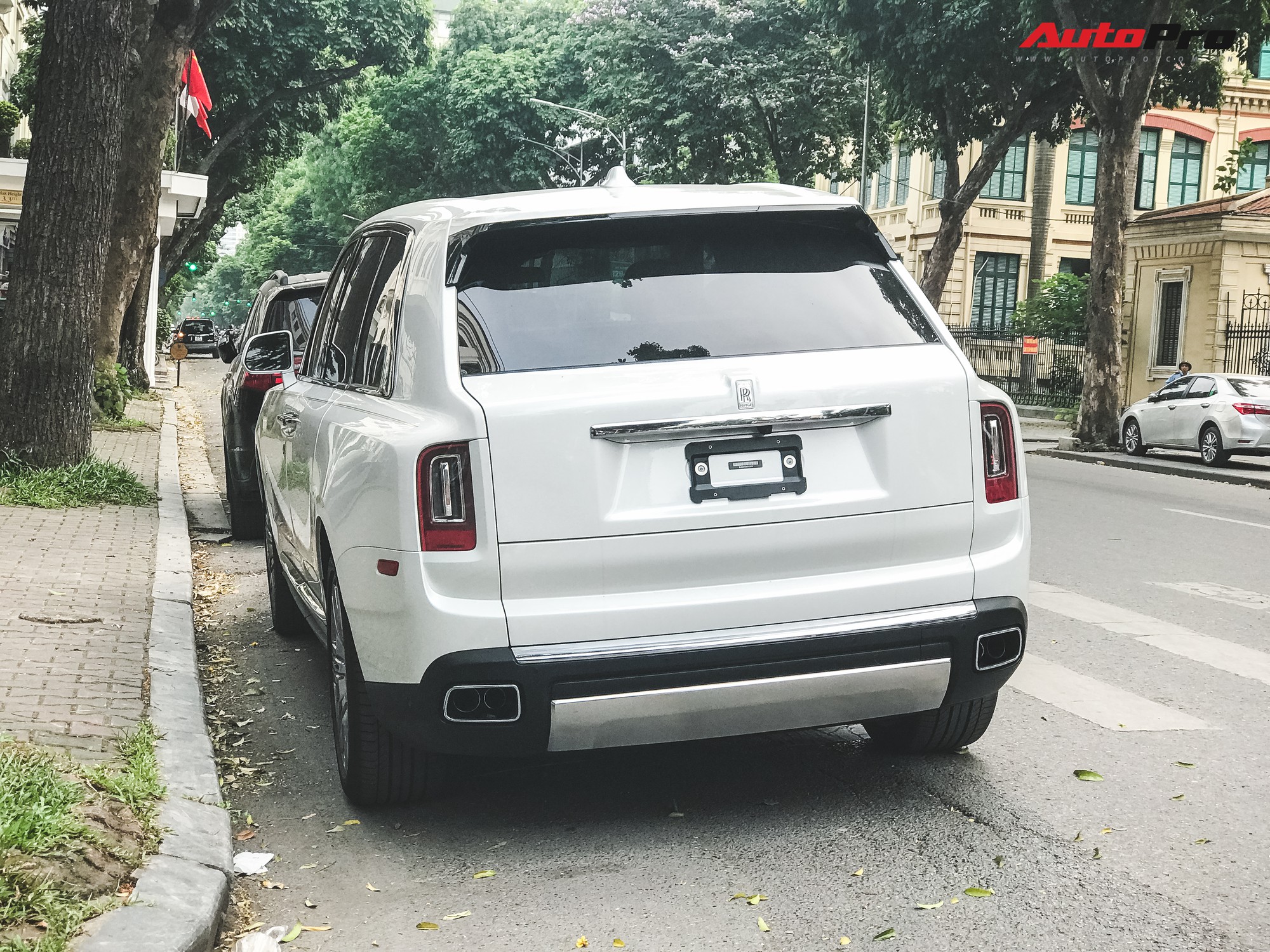 Vừa khui công, Rolls-Royce Cullinan đầu tiên Việt Nam đã cùng chủ nhân dạo phố Hà Nội