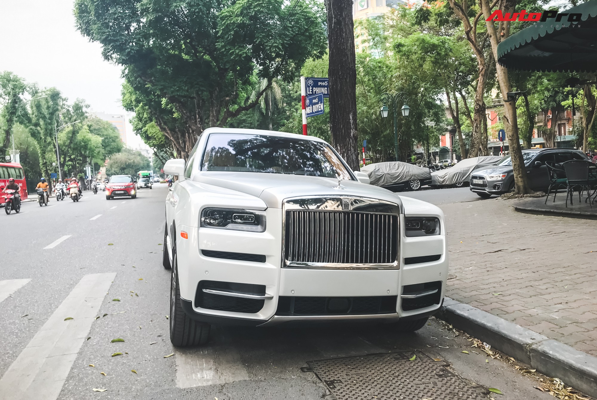 Vừa khui công, Rolls-Royce Cullinan đầu tiên Việt Nam đã cùng chủ nhân dạo phố Hà Nội