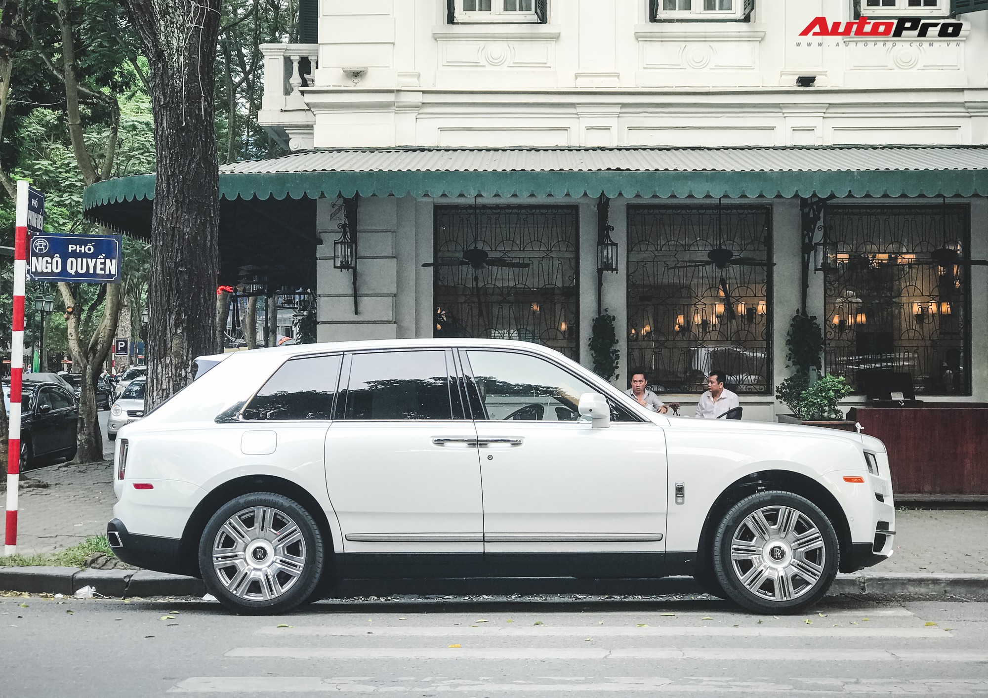 Vừa khui công, Rolls-Royce Cullinan đầu tiên Việt Nam đã cùng chủ nhân dạo phố Hà Nội