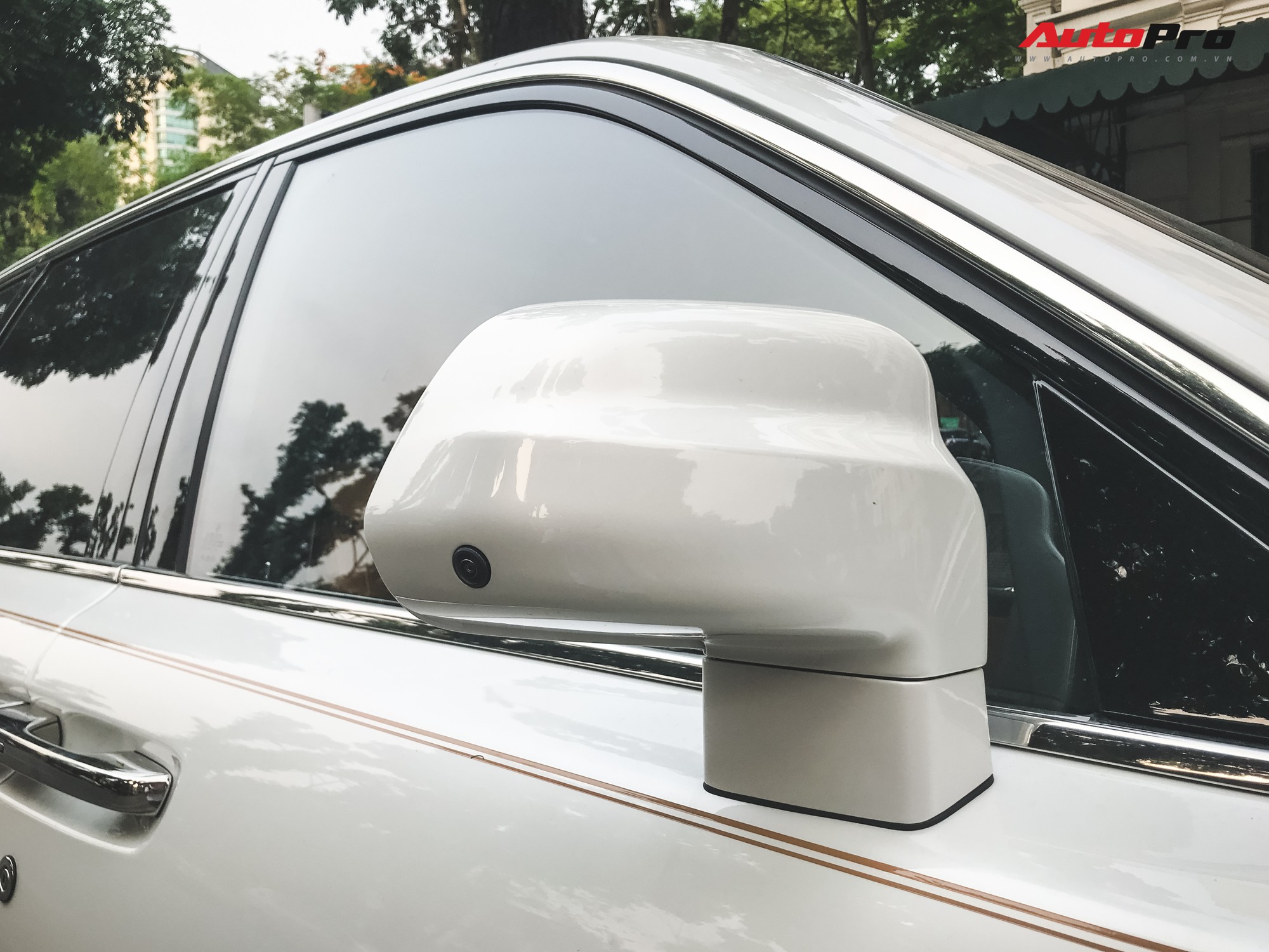 Vừa khui công, Rolls-Royce Cullinan đầu tiên Việt Nam đã cùng chủ nhân dạo phố Hà Nội